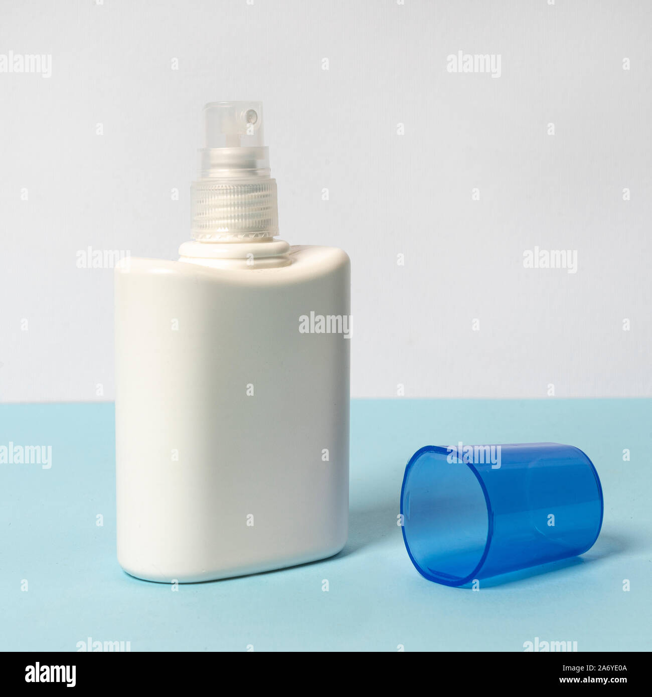 Une bouteille de blanc sur une surface de couleur Banque D'Images