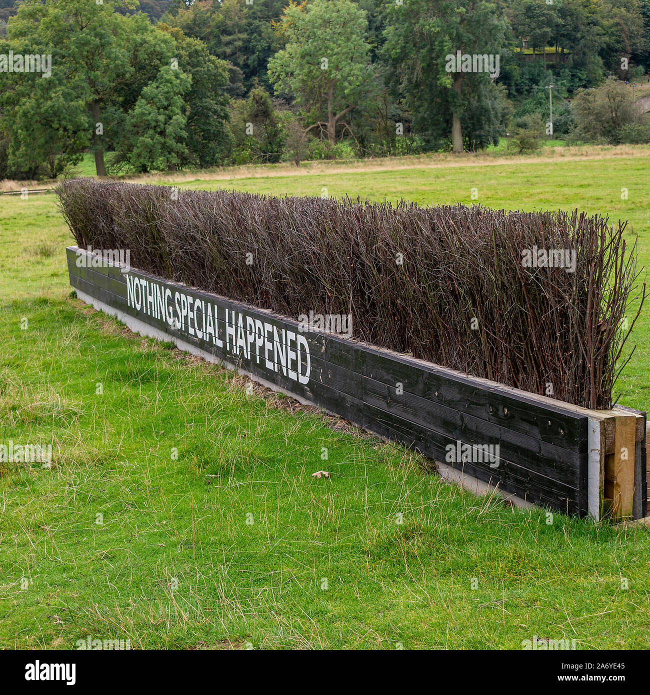 The Coffin Jump Sculpture by Katrina Palmer au Yorkshire Sculpture Park à Bretton West près de Wakefield Yorkshire England Royaume-Uni Banque D'Images