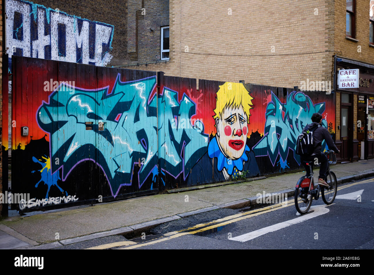 Londres / Royaume-Uni - 27 octobre 2019 : une rue typique de Spittalfields, Londres avec une fresque comprenant Boris Johnson comme un clown Banque D'Images