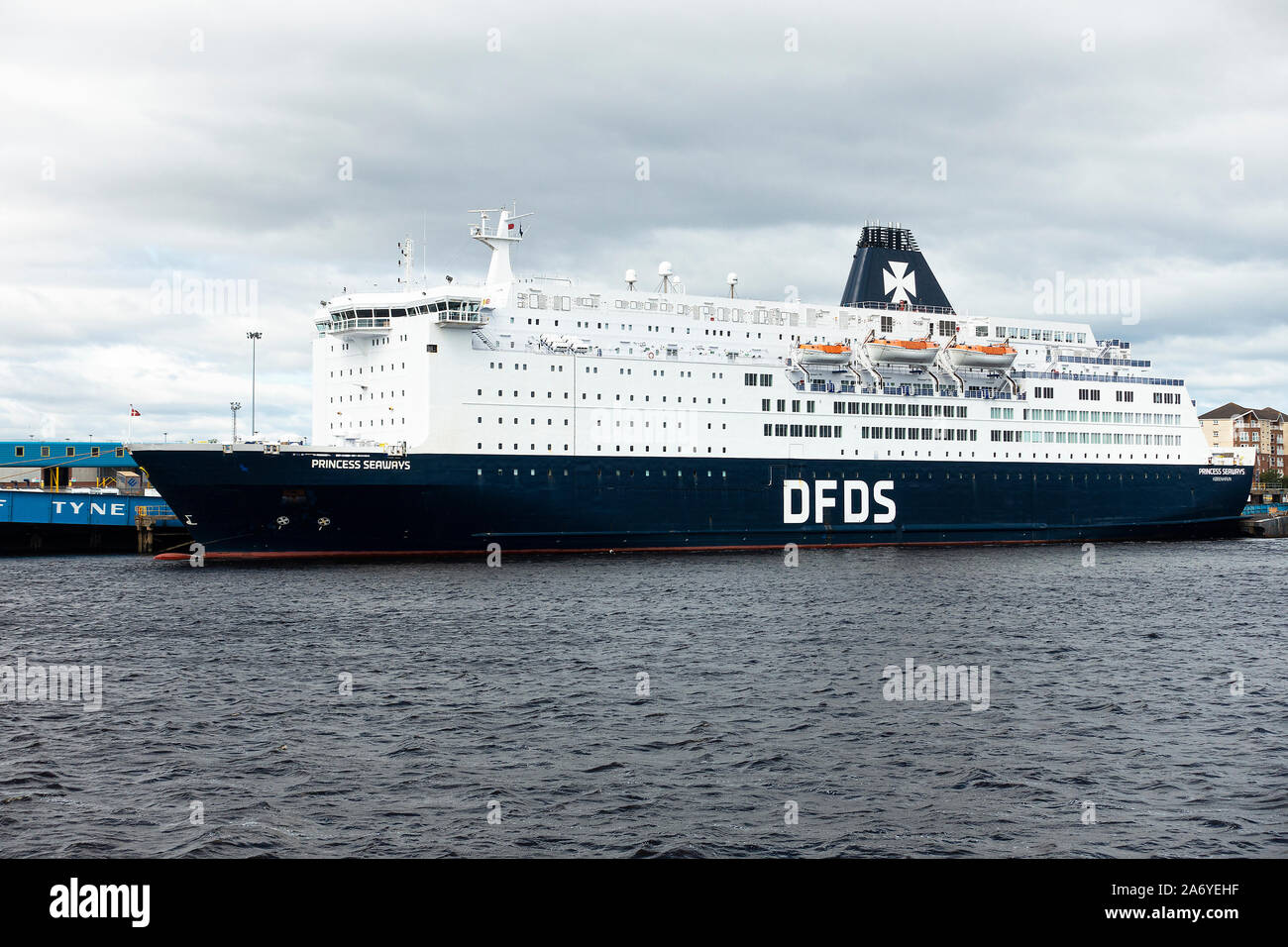 La voiture DFDS Seaways et le ferry pour passagers Princess Seaways sont amarrés au terminal international de Tyne North Shields Tyne & Wear UK Banque D'Images