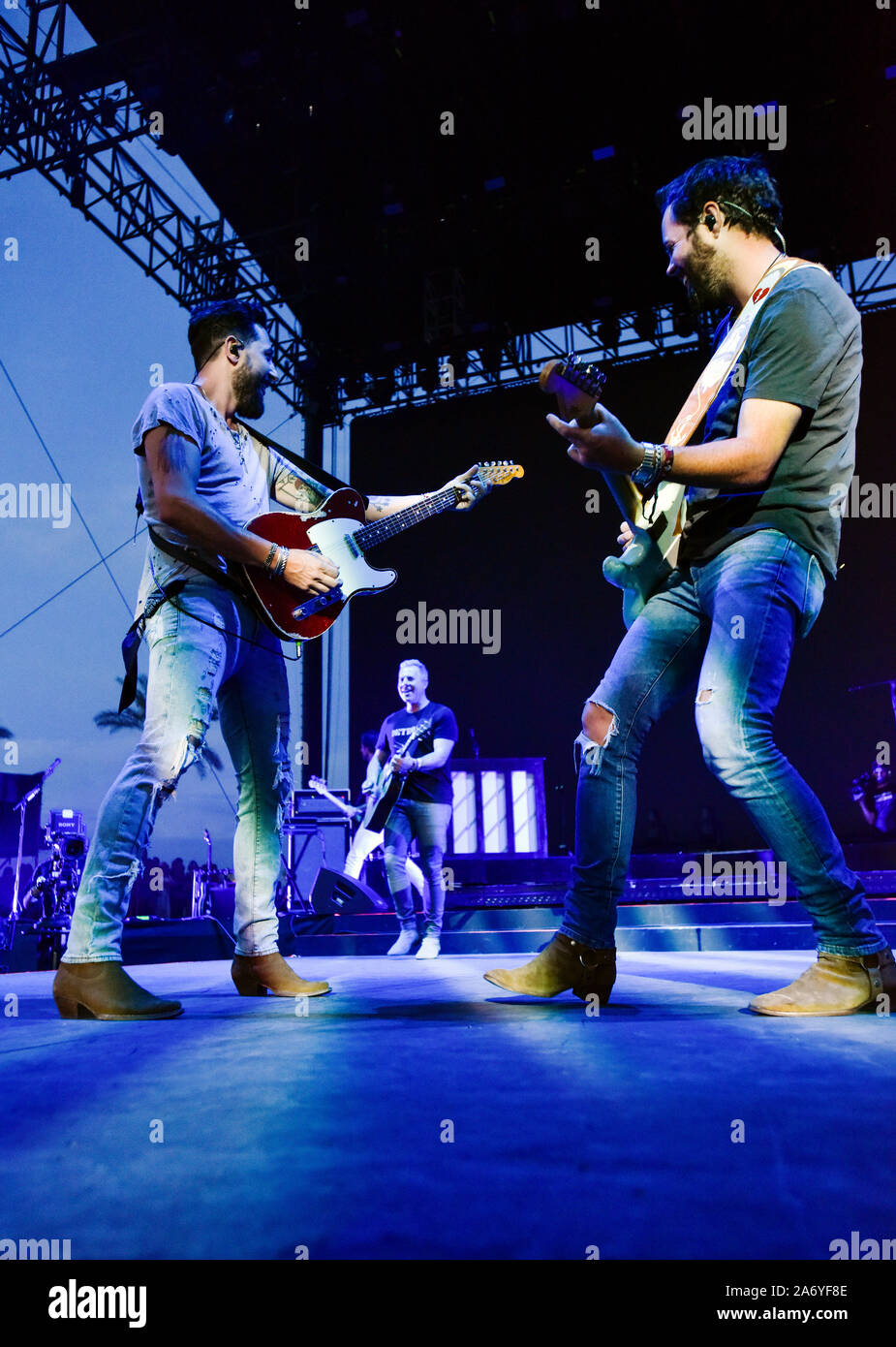 Indio, en Californie, le 28 avril 2019, la Old Dominion sur scène l'exécution à une foule énergique au jour 3 de la Stage Coach Festival de musique country. Banque D'Images