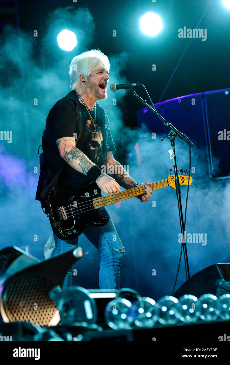Eric Brittingham bassiste pour le Bret Michaels Band sur la scène du Festival 2019 Stagecoach Banque D'Images