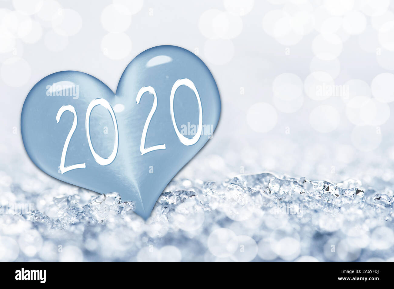 En 2020, gros plan sur un coeur de glace dans la neige carte greting Banque D'Images