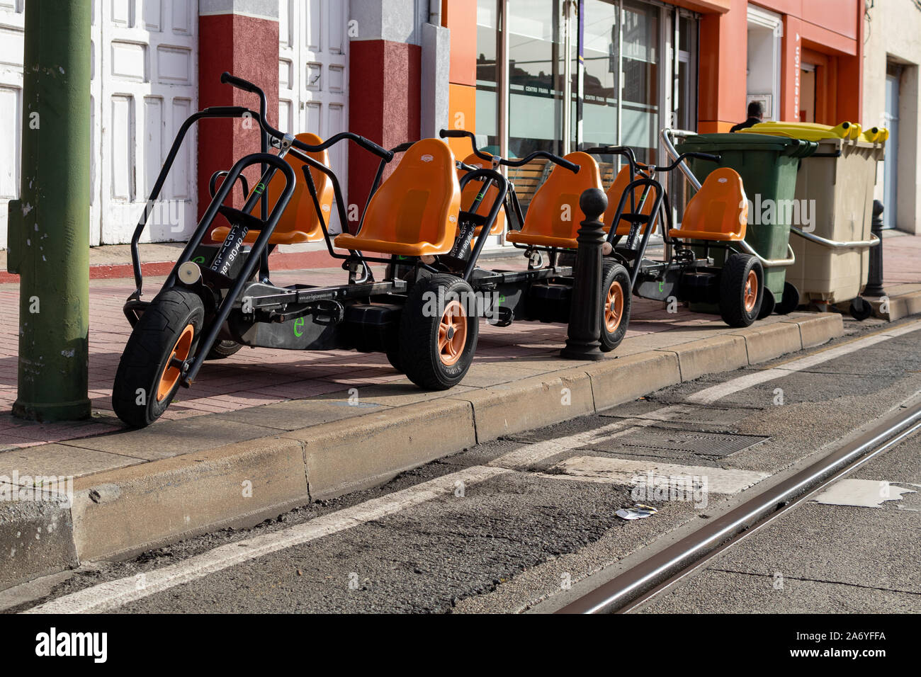 Coruna / Espagne - 23 octobre 2019 : Location trikes aux touristes sur le côté de la route en Corogne Espagne Riazor Banque D'Images
