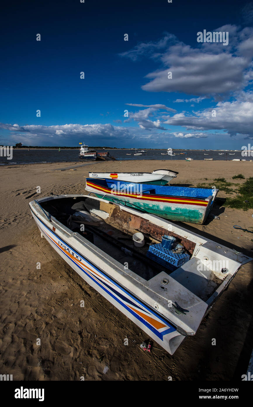 Très vieux navires à la plage de Gibraltar, Espagne Banque D'Images