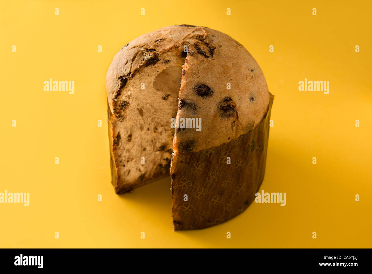 Gâteau au chocolat de Noël Panettone isolé sur fond jaune. Banque D'Images