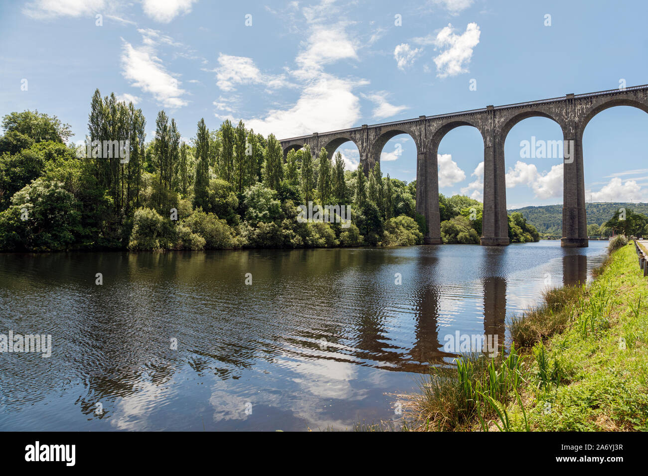 Port-Launay viaduc sur le canal de Nantes à Brest (Rivière Aulne), Port-Launay, Finistère, Bretagne, France Banque D'Images