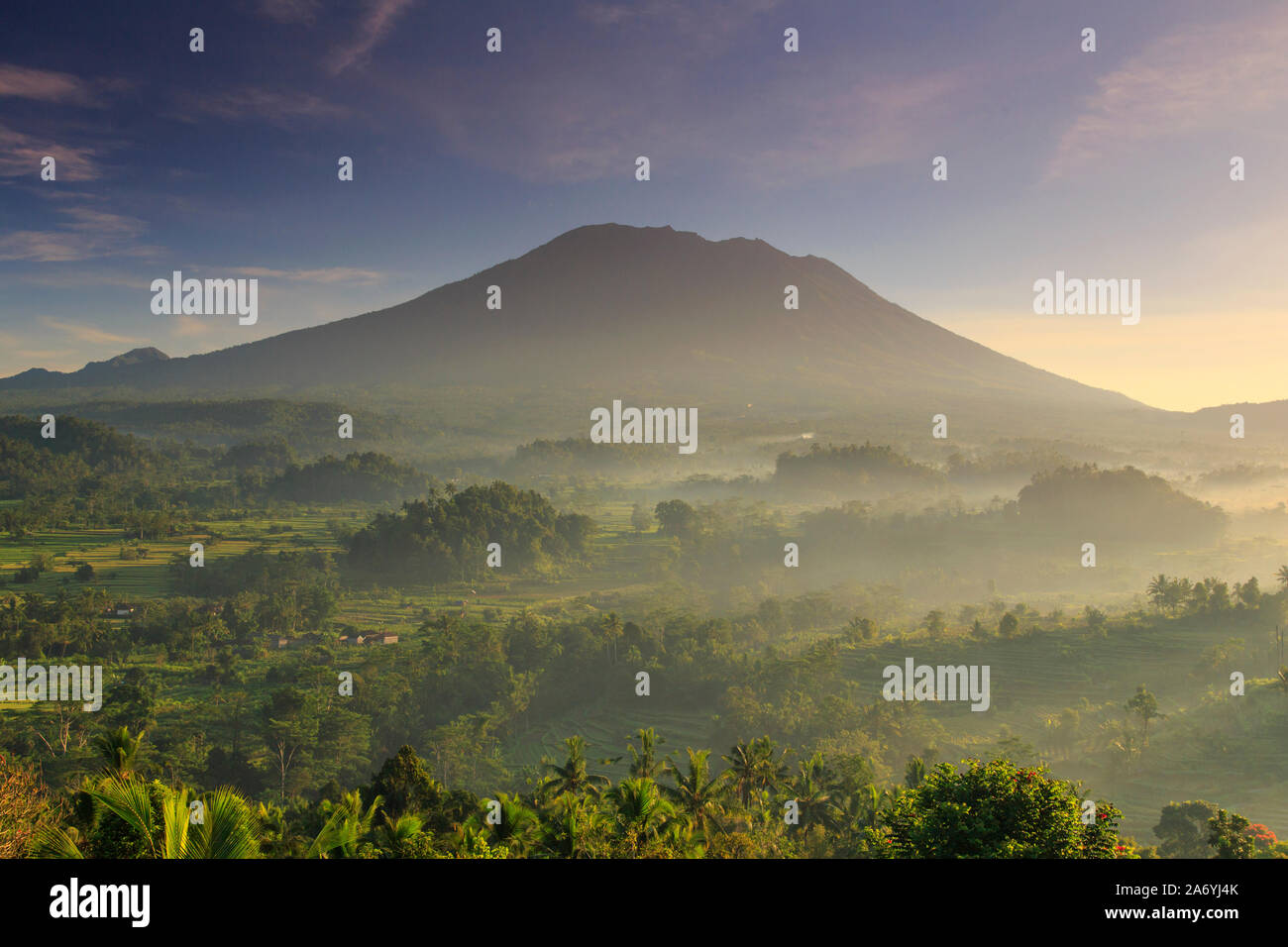 L'INDONÉSIE, Bali, Sidemen, Sidemen Valley et le volcan Gunung Agung Banque D'Images
