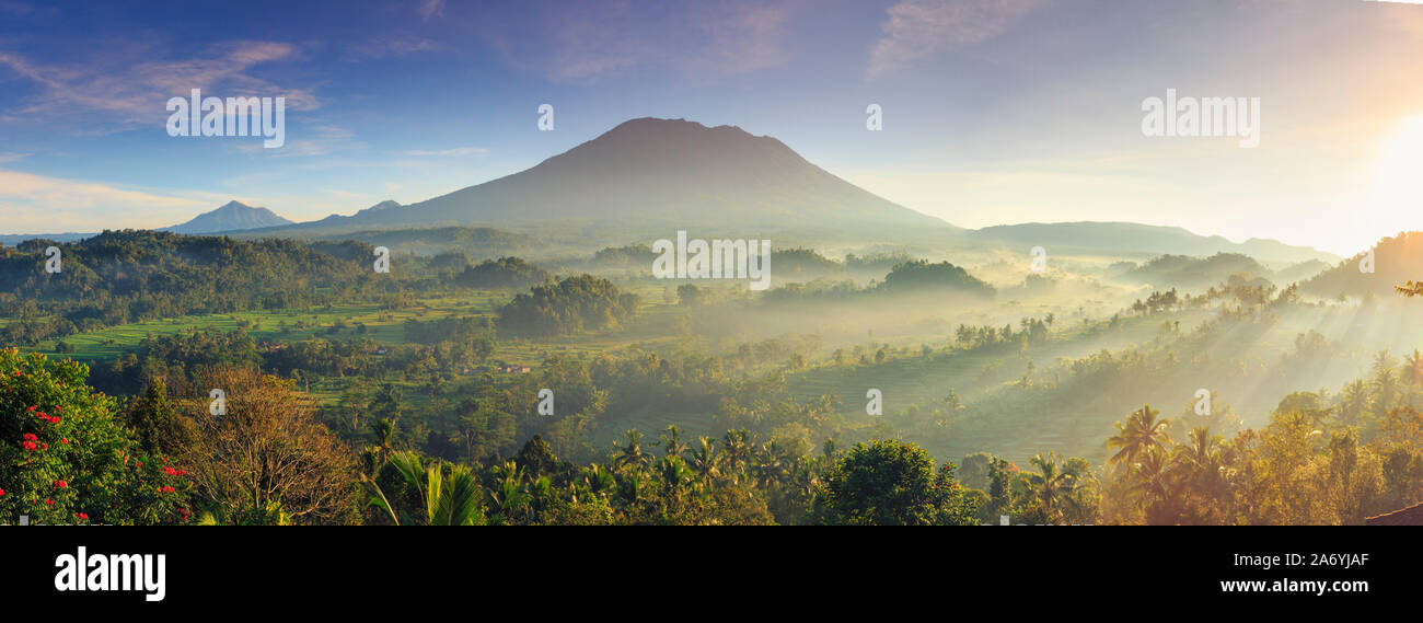 L'INDONÉSIE, Bali, Sidemen, Sidemen Valley et le volcan Gunung Agung Banque D'Images