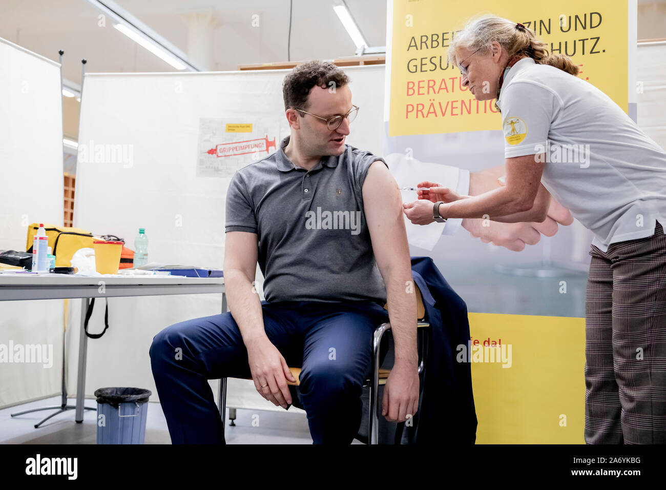 Berlin, Allemagne. 29 Oct, 2019. Jens Spahn (CDU), Ministre fédéral de la Santé, est vacciné contre la grippe par Angelika Haberland, médecin à Deutsche Post DHL Group. En plus de la ministre fédérale de la santé, de la distribution du courrier personnel peut aussi être vaccinés à la base livraison DHL. Credit : Christoph Soeder/dpa/Alamy Live News Banque D'Images