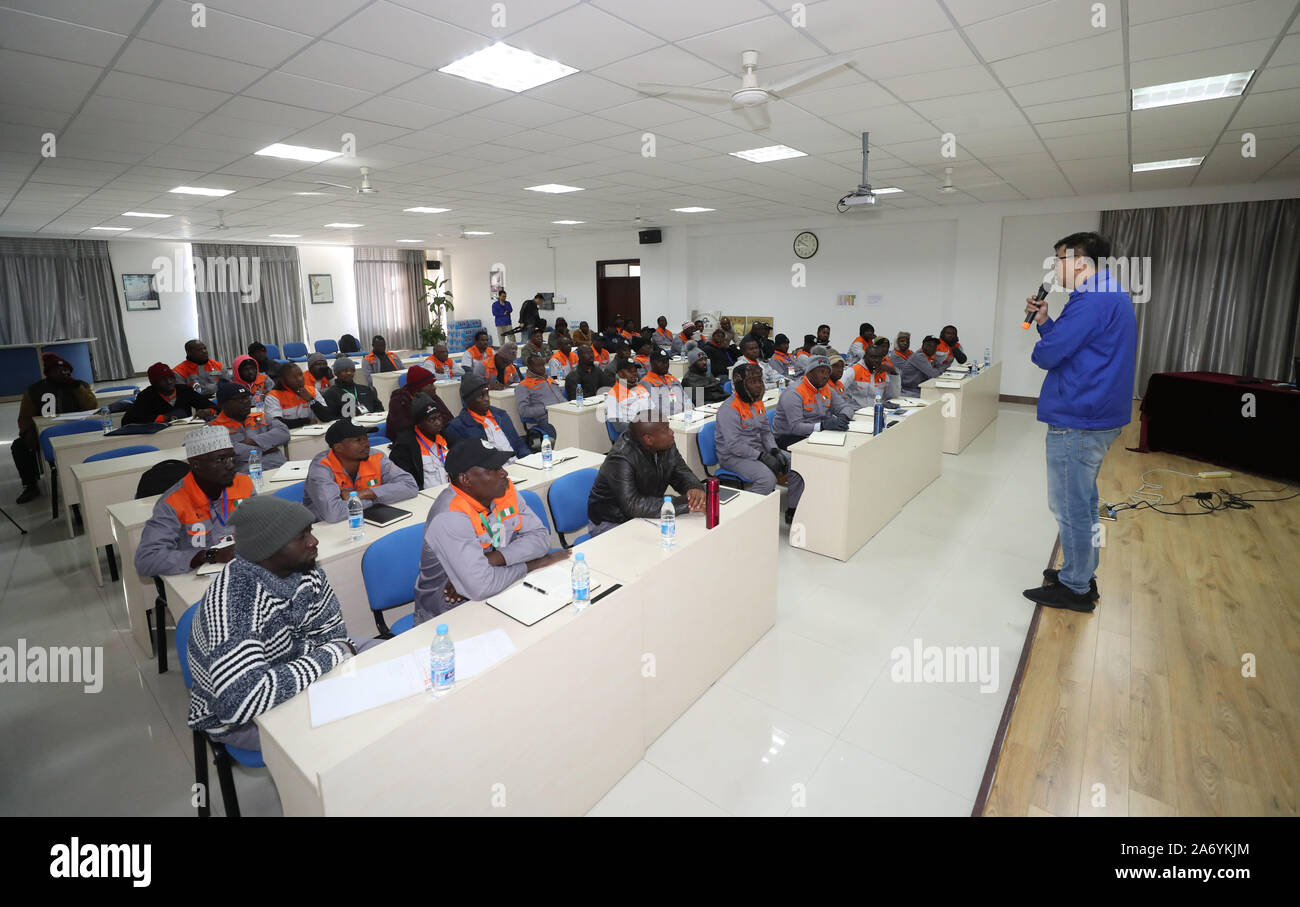 Shenyang, province de Liaoning en Chine. 14Th Oct, 2019. Les ingénieurs nigérians assister à une session de formation dans une usine de Huaye Groupe dans la ville d'Anshan, province de Liaoning, du nord-est de la Chine, le 14 octobre 2019. Crédit : Yang Qing/Xinhua/Alamy Live News Banque D'Images