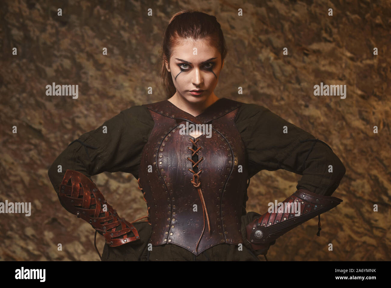 Fier guerrier avec armure en cuir femme Banque D'Images