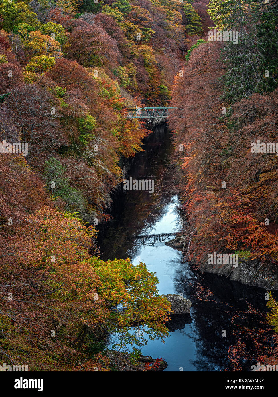 La passerelle sur la rivière Garry, à proximité Killiecrankie dans les Highlands écossais dans de magnifiques couleurs d'automne Banque D'Images