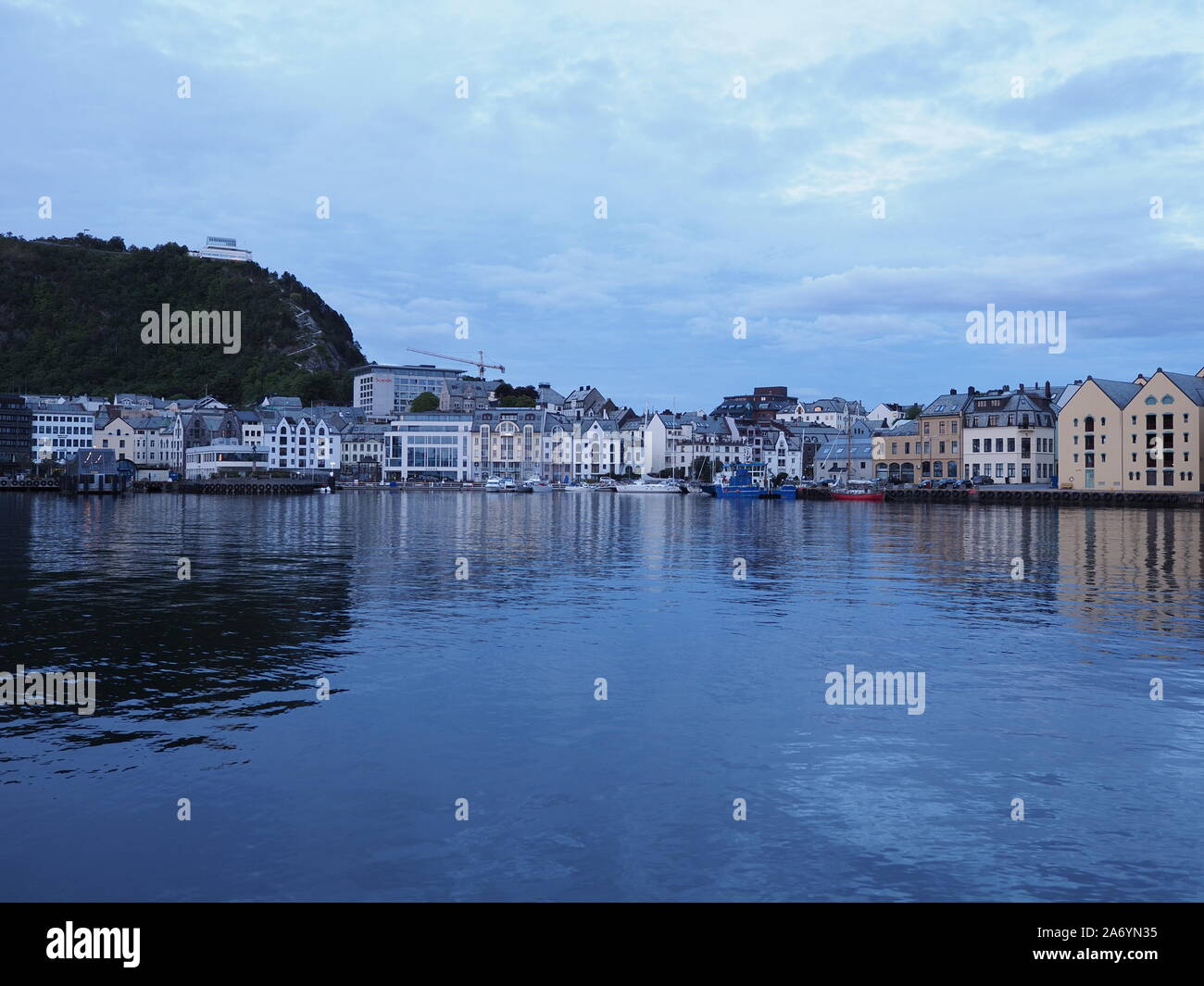 Son port pittoresque et bâtiments mystérieux reflète dans l'eau en ville européenne de Alesund à Romsdal en Norvège à soir Banque D'Images