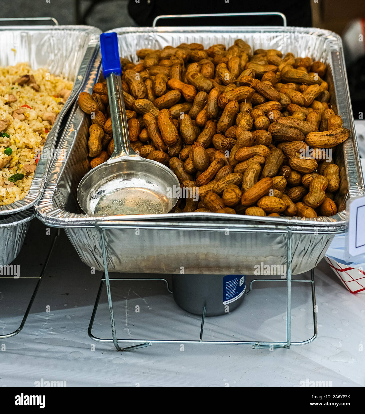 Un réchauffement de la casserole remplie d'arachides bouillies au marché de nuit Banque D'Images