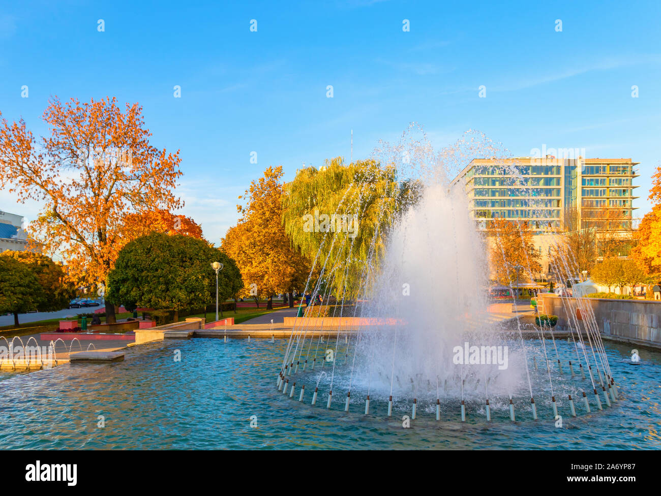 Automne lumineux paysage urbain avec une fontaine sur le fond d'arbres colorés. Minsk, Bélarus Banque D'Images