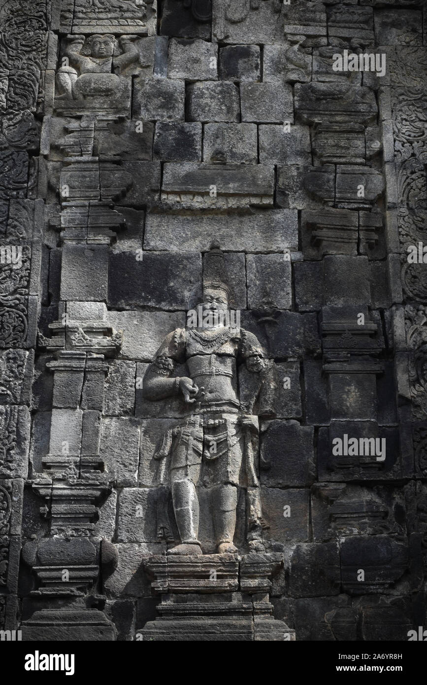 Bas-relief du temple de Mendut, un neuvième siècle temple bouddhiste dans le centre de Java, en Indonésie. Banque D'Images