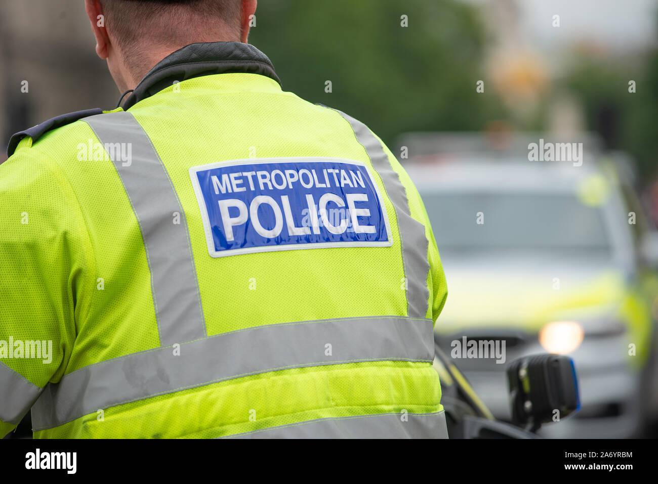 Un officier de moto de police à un pâté de maisons de la rue menant à Parliament Square, Londres, pour arrêter et détourner la circulation de la marche de protestation à venir. Banque D'Images