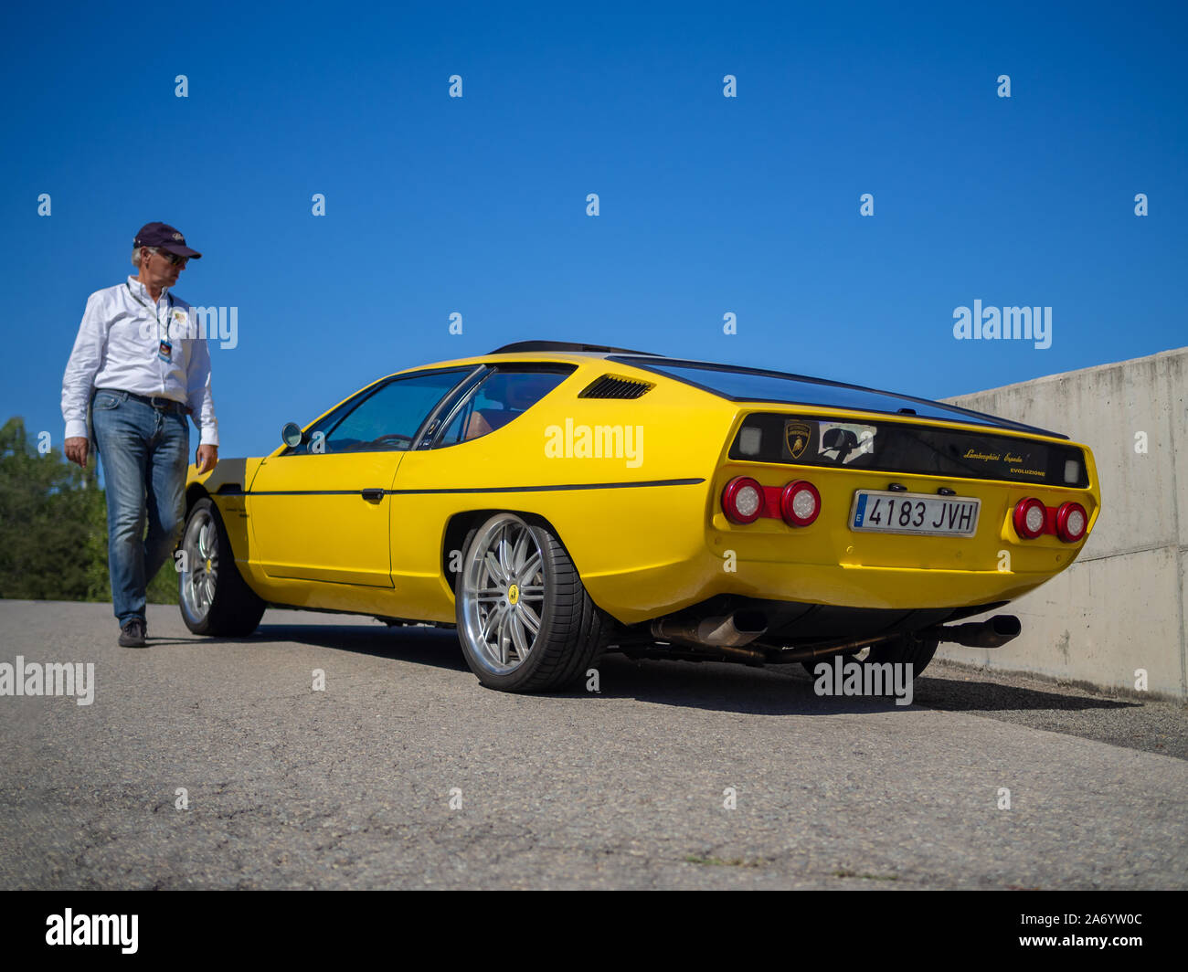 MONTMELO, ESPAGNE-29 septembre 2019 : 1970 Lamborghini Espada (SÉRIE II/III) Evoluzione (S2/S3) Vue arrière et de l'homme à côté de lui Banque D'Images