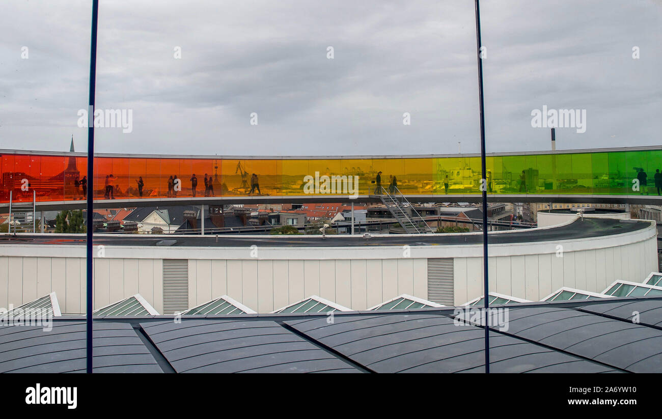Promenade sur le toit de verre coloré au Musée AROS à Aarhus, Danemark. Banque D'Images