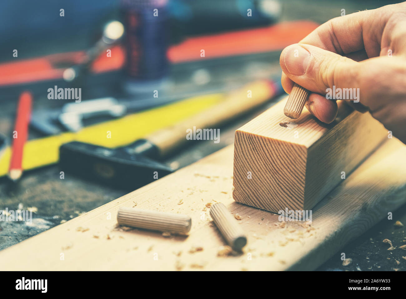 Joiner mettre la goupille dans un morceau de bois Banque D'Images