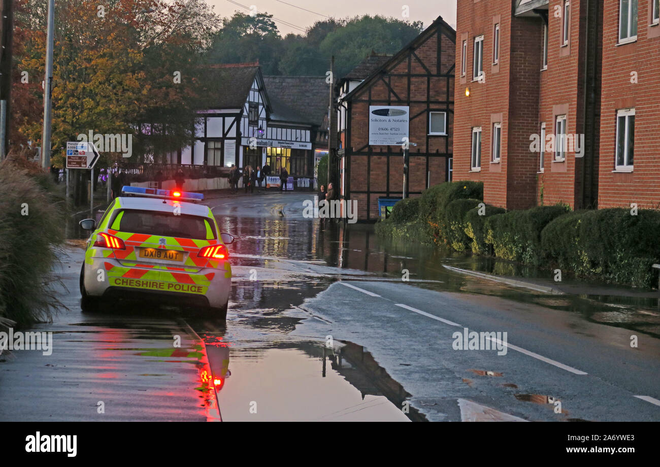 De graves inondations dans la ville de Northwich, Chester, rivière Weaver Octobre 2019, Cheshire, England, UK - voitures de police Fermer zone inondée Banque D'Images
