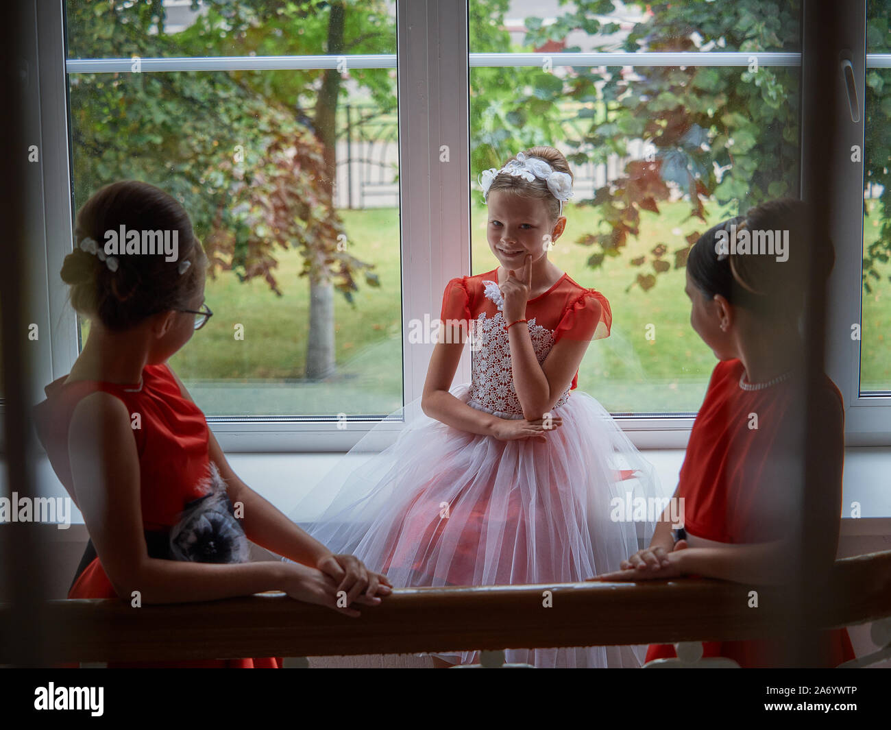 Vitebsk-Belarus. L'Est de l'Europe-September 19, 2019 : trois filles de moins de 15 ans habillé en robe de soirée rouge vif communiquer lors d'un b Banque D'Images