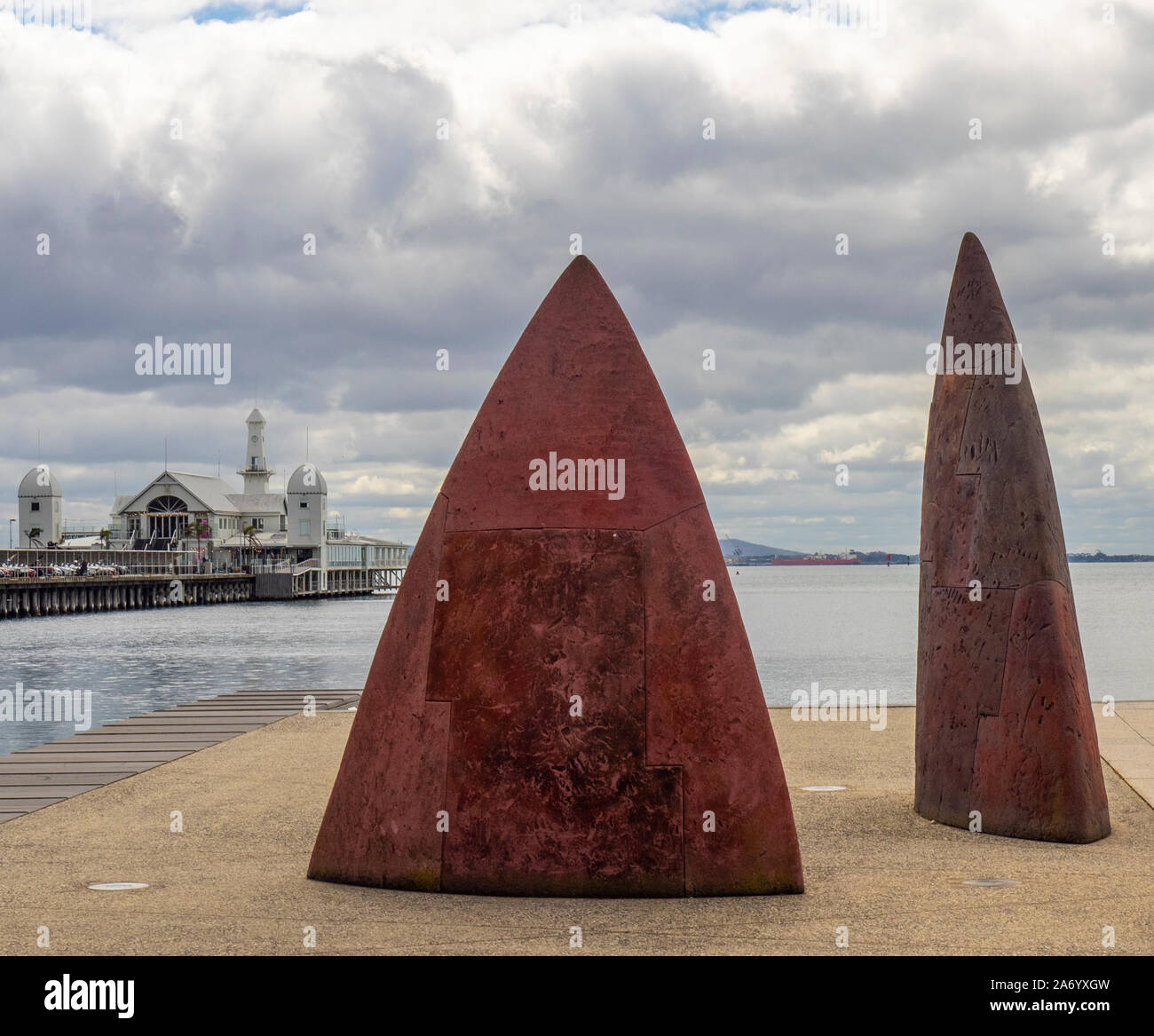 La sculpture de ciment au nord par le sculpteur Mark Stoner sur l'estran de la baie de Corio Geelong Victoria en Australie. Banque D'Images