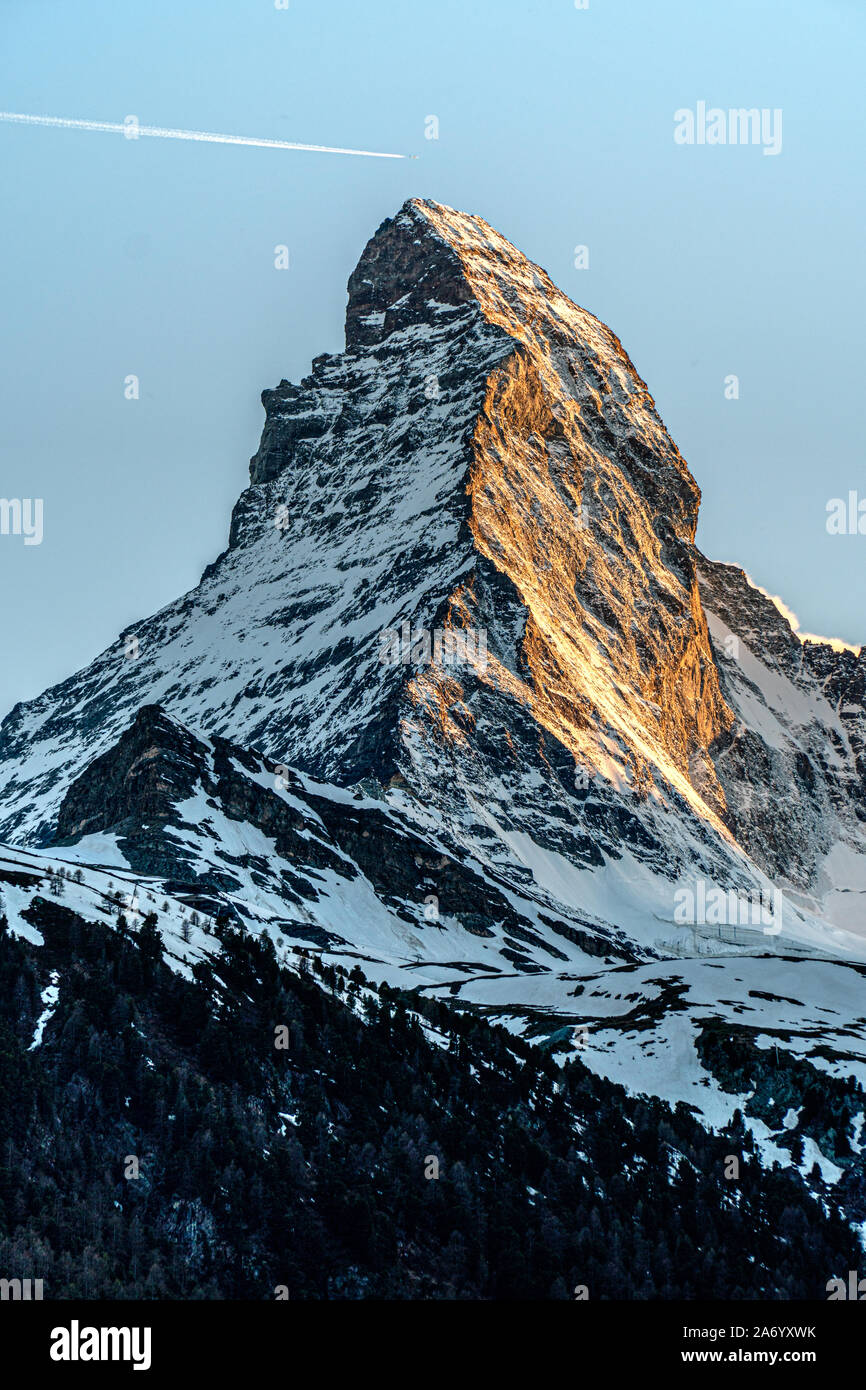 À l'Est et le Nord fait face à du Cervin au lever du soleil, à Zermatt, Suisse durant le printemps. Banque D'Images
