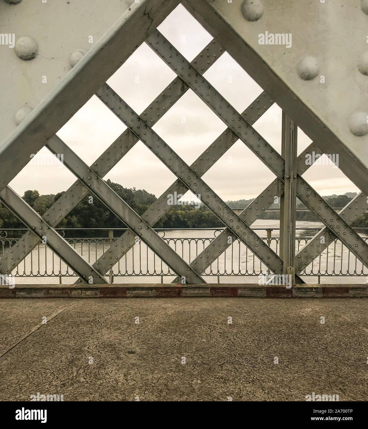 Une section de le pont de fer à Valenca do Minho qui traverse la rivière, créant un motif criss cross personne dans l'image Banque D'Images