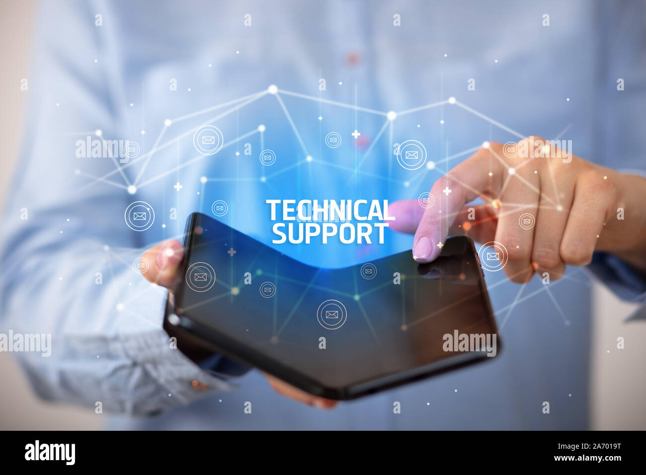 Businessman holding a smartphone pliable avec le soutien technique de l'inscription, la nouvelle technologie concept Banque D'Images