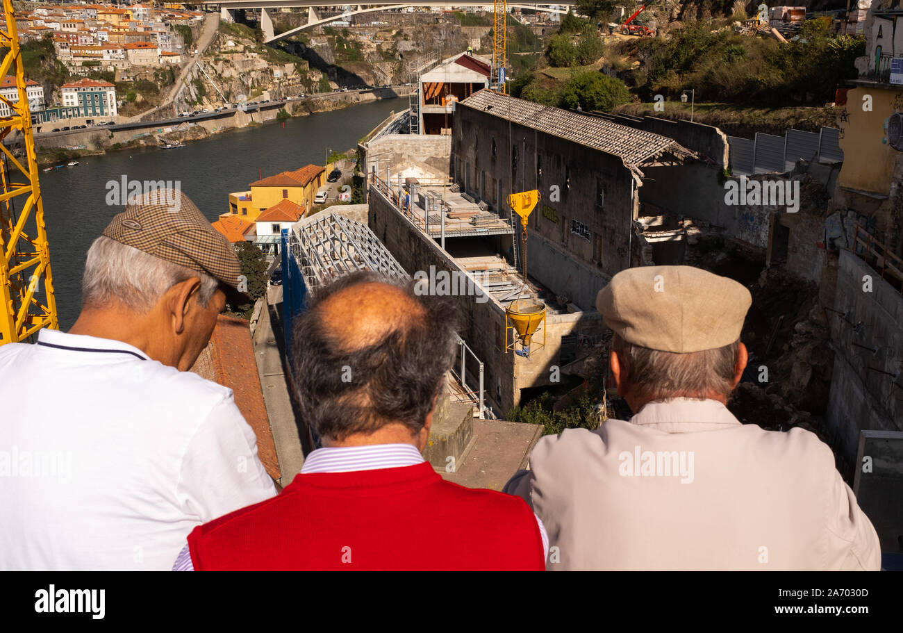 Porto, Portugal, septembre, 30, 2019 : une vue de derrière trois personnes âgées messieurs lors d'un grand chantier de construction au milieu de Porto Banque D'Images