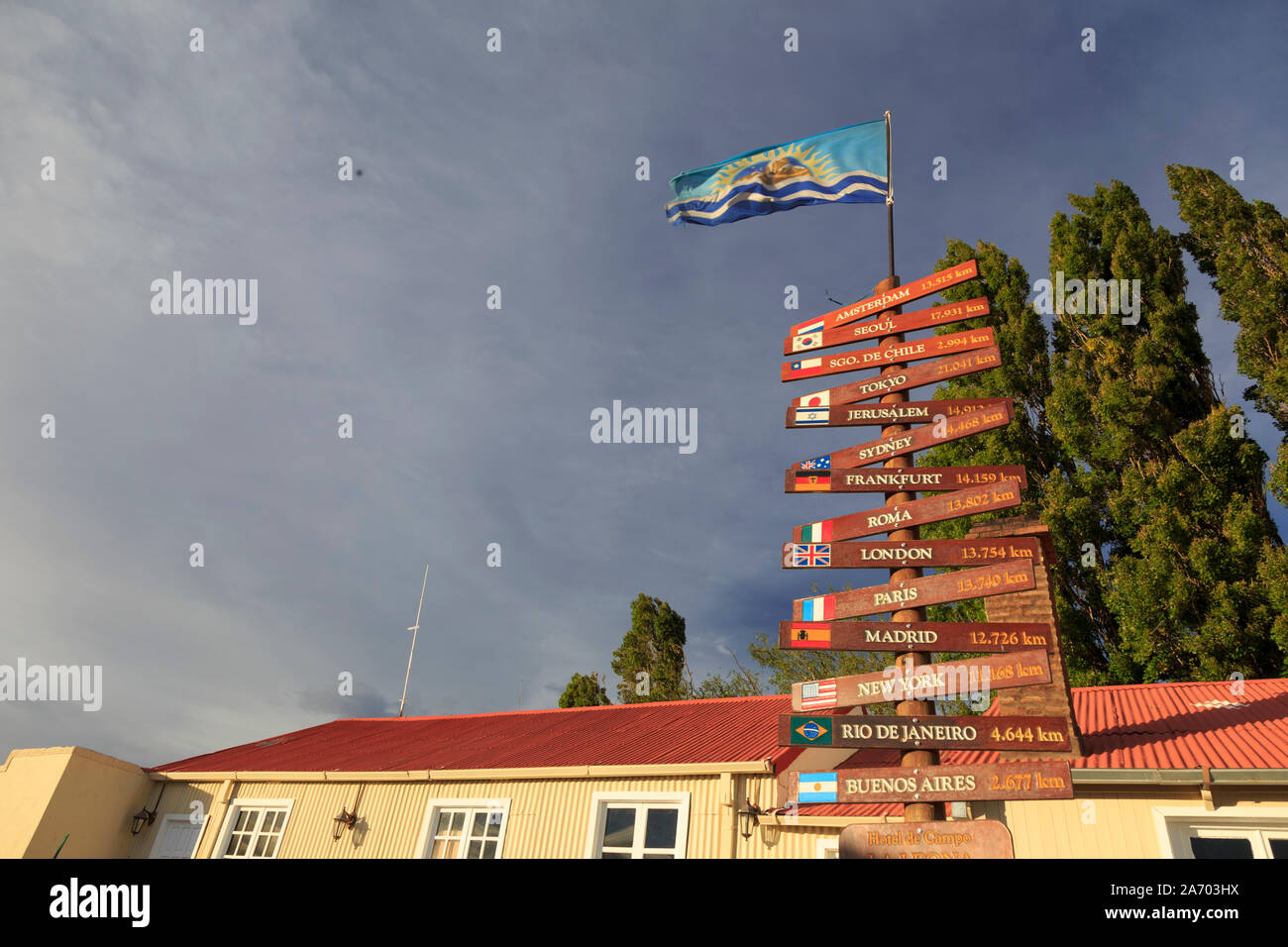L'Argentine, Patagonie, Ruta 40, petit restaurant sur la route avec des signes de distance Banque D'Images