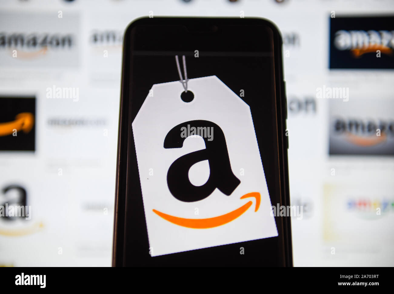 Sur cette photo, l'illustration d'une Amazon logo affiché sur un smartphone. Banque D'Images