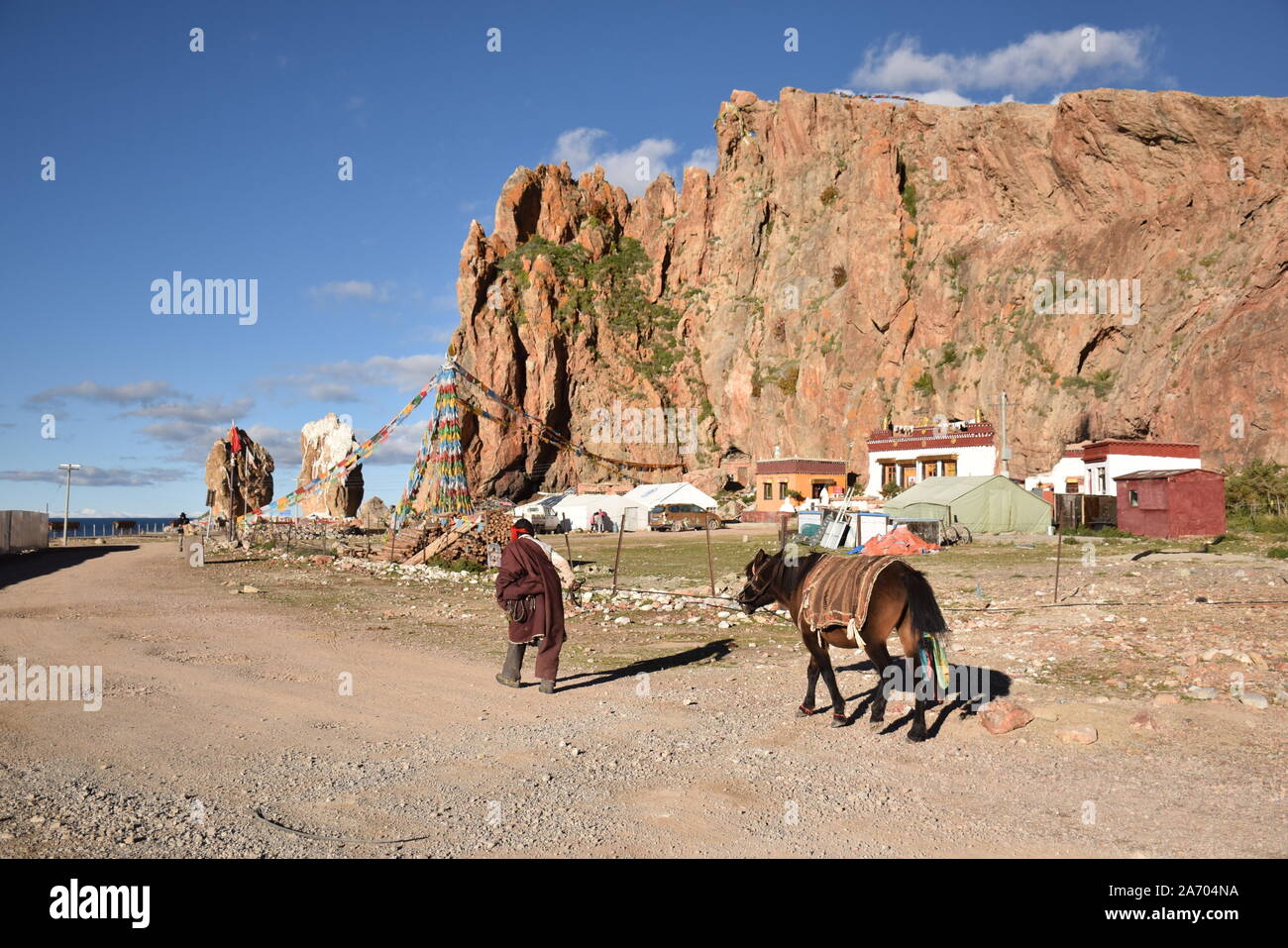 Nomade tibétain avec son cheval à proximité à pied Lac Namtso, Tibet Banque D'Images