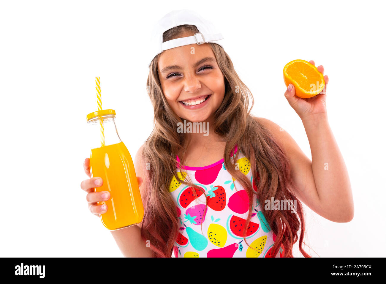 Bebe Dans Un Maillot De Bain Avec Une Orange Et Du Jus De Fruits Fraichement Presses Dans Ses Mains Smiling Photo Stock Alamy