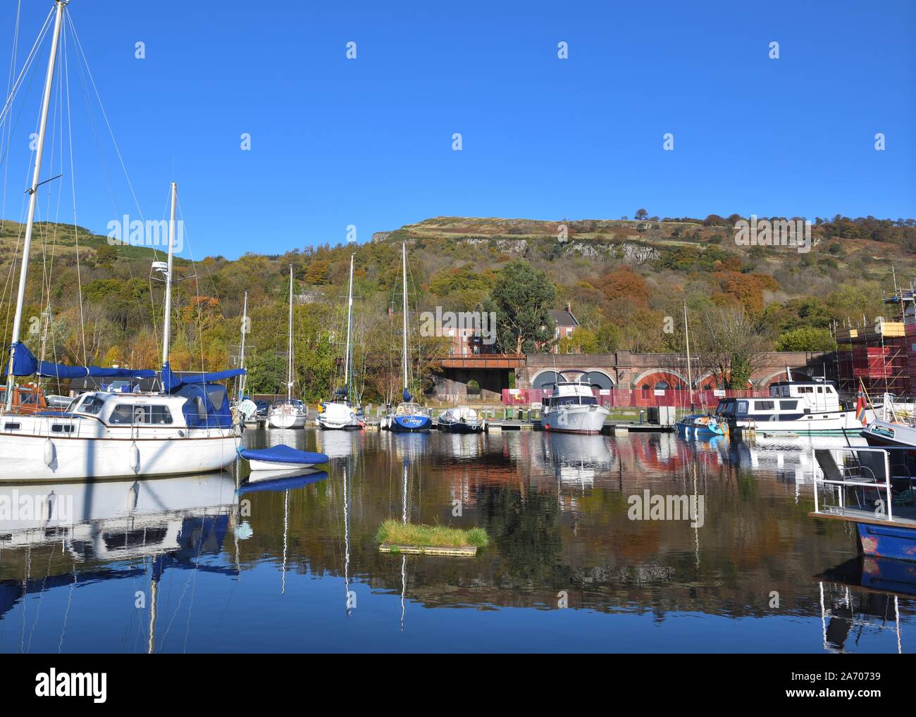 Assortiment de yachts et bateaux dans le port de bowling à l'entrée de la Forth and Clyde canal, Écosse, Royaume-Uni, Europe Banque D'Images