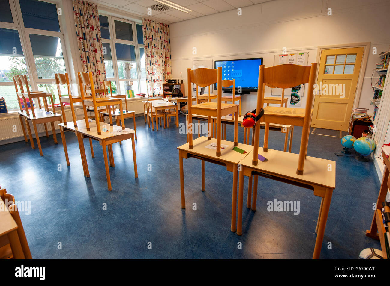 Schoolclass vide d'une école primaire avec des chaises sur les tables Banque D'Images