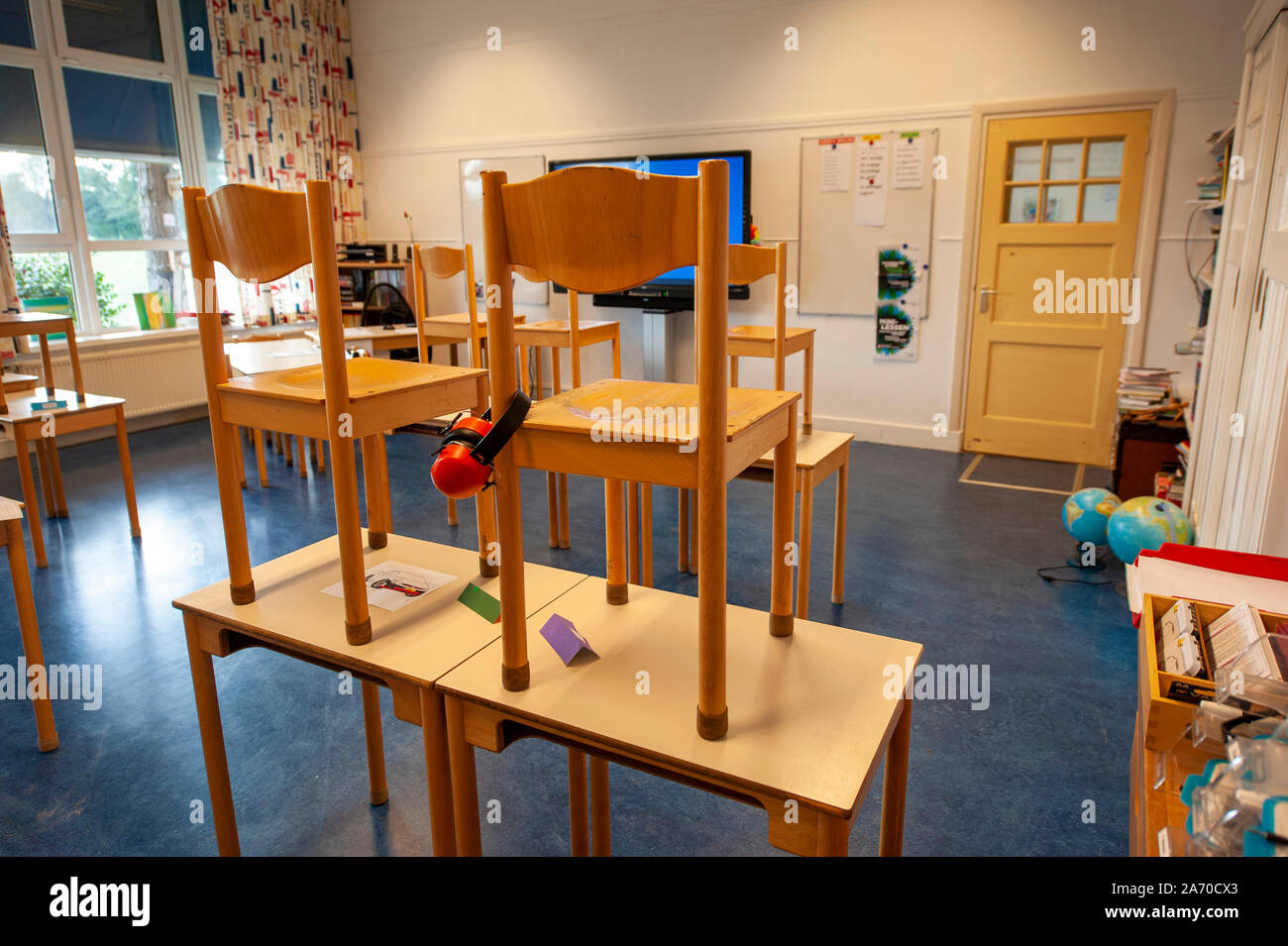 Schoolclass vide d'une école primaire avec des chaises sur les tables Banque D'Images