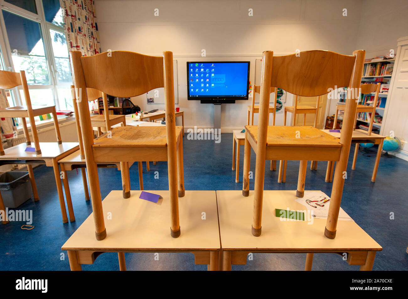 Schoolclass vide d'une école primaire avec des chaises sur les tables Banque D'Images
