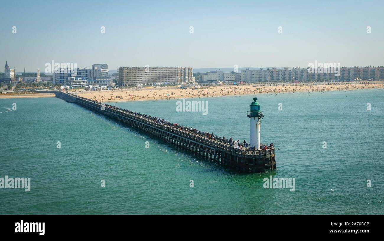 Le port du Havre avec pier et plage de la mer sur une journée ensoleillée Banque D'Images