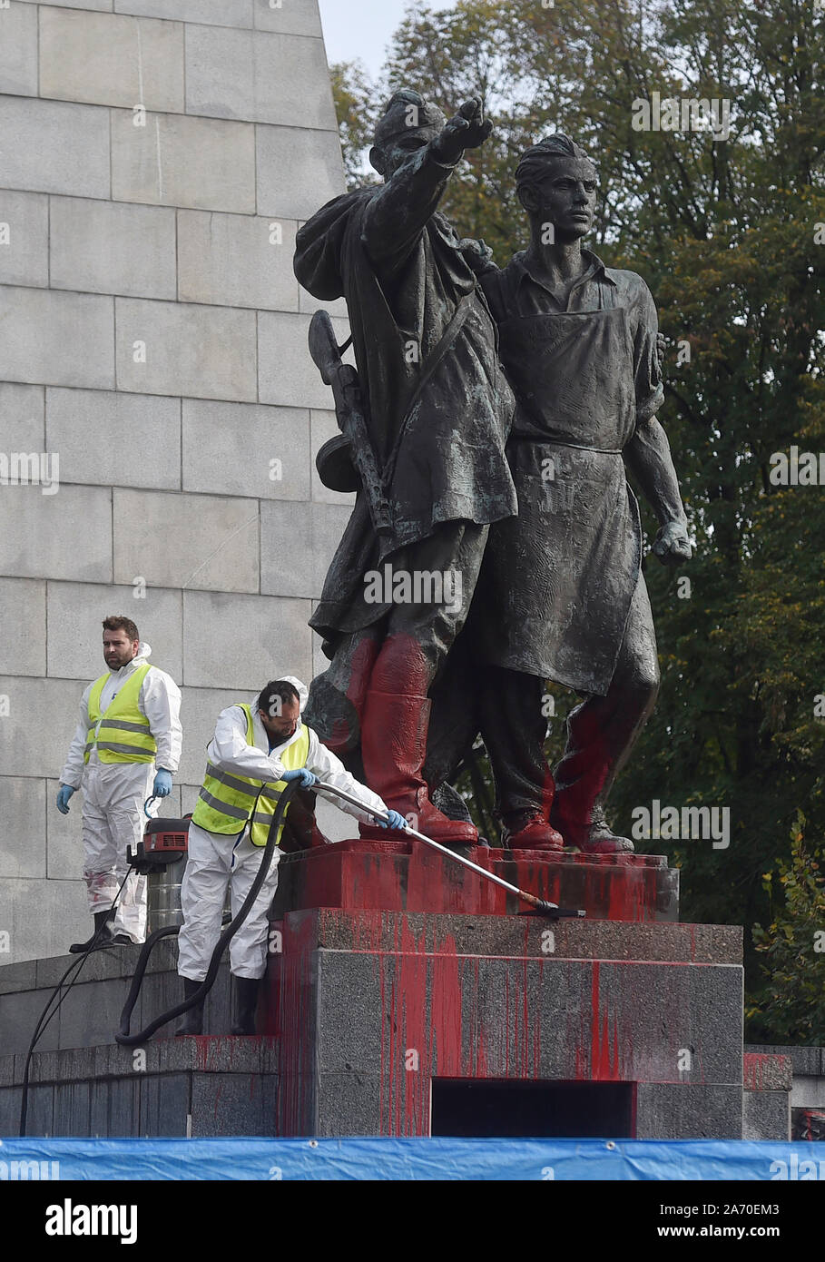 Une entreprise spécialisée a commencé à nettoyer le mémorial de l'Armée Rouge, à Ostrava, en République tchèque, le 29 octobre 2019, dont un inconnu vandal arrosé par la couleur rouge et aspergé d'inscriptions, il y a quelques jours. (Photo/CTK Jaroslav Ozana) Banque D'Images