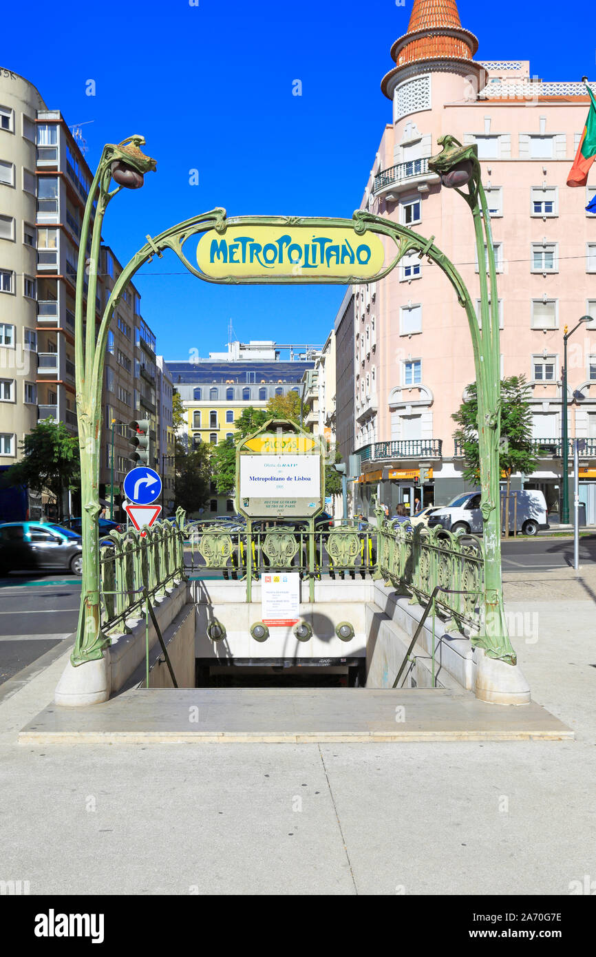 Guimard entrée du Métro de Lisbonne à Picoas, une copie de la célèbre Hector Guimard Paris Métro entrées offertes par Paris Métro, Lisbonne, au Portugal. Banque D'Images