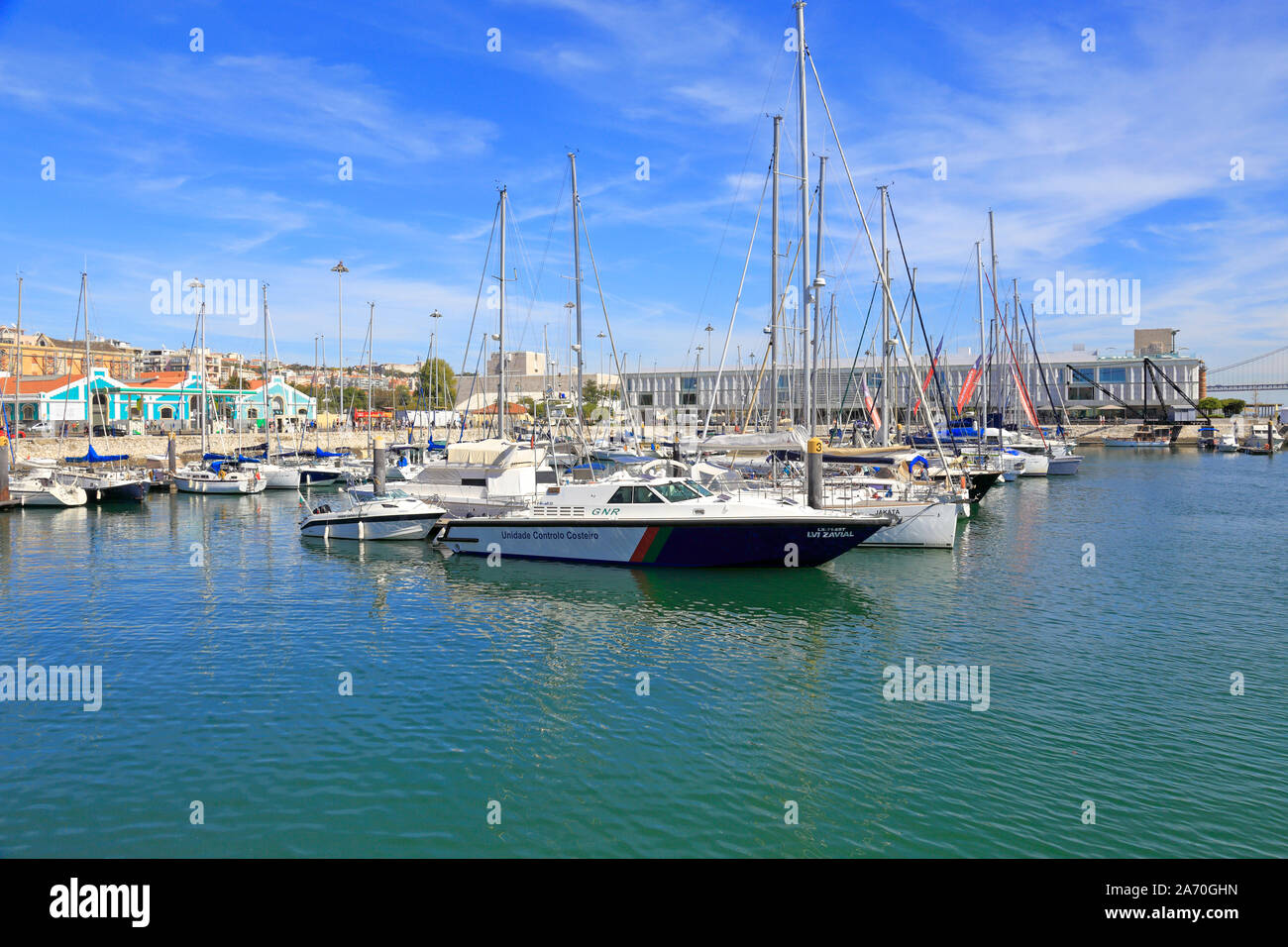 Yachts de plaisance à Belem, Doca do Bom Sucesso, Belém, Lisbonne, Portugal. Banque D'Images