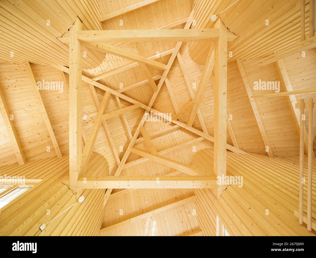 Plafond en bois avec poutres apparentes Banque D'Images