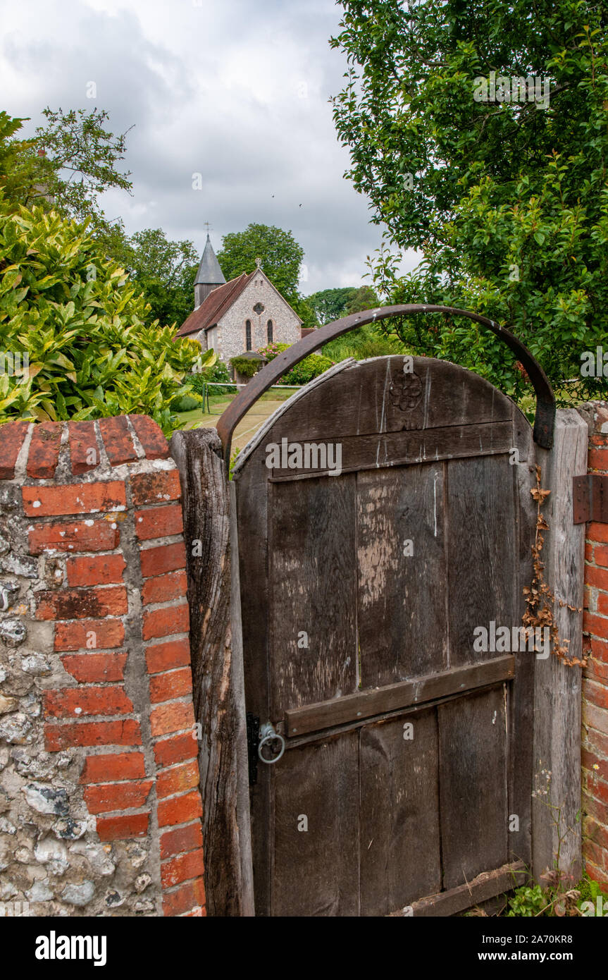 Vieille porte en bois, aux motifs de Saint Pierre et de saint Paul dans l'église du village d'Exton dans le Hampshire, en Angleterre. Banque D'Images