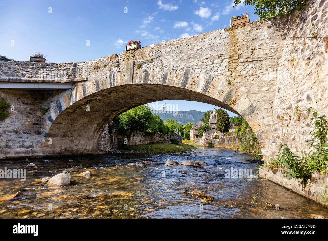 Vue de la rivière Bridge et l'église du village d'Audressein dans le département de l'Ariège, dans les Pyrénées, région de l'Occitanie, France Banque D'Images