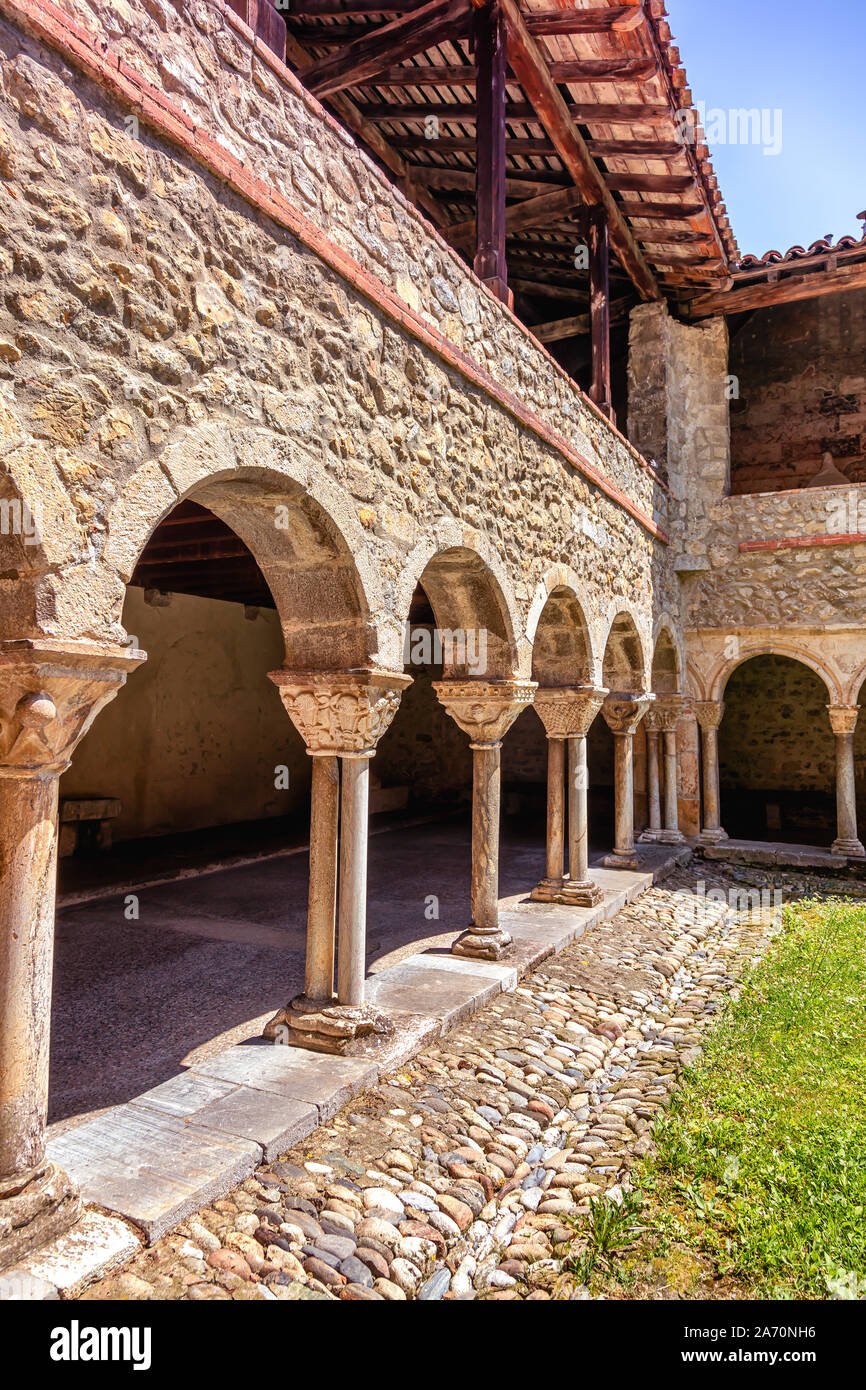 29 juin 2019 Cloître de la cathédrale de Saint Lizier, Ariège, Pyrénées, Occitanie, France Banque D'Images