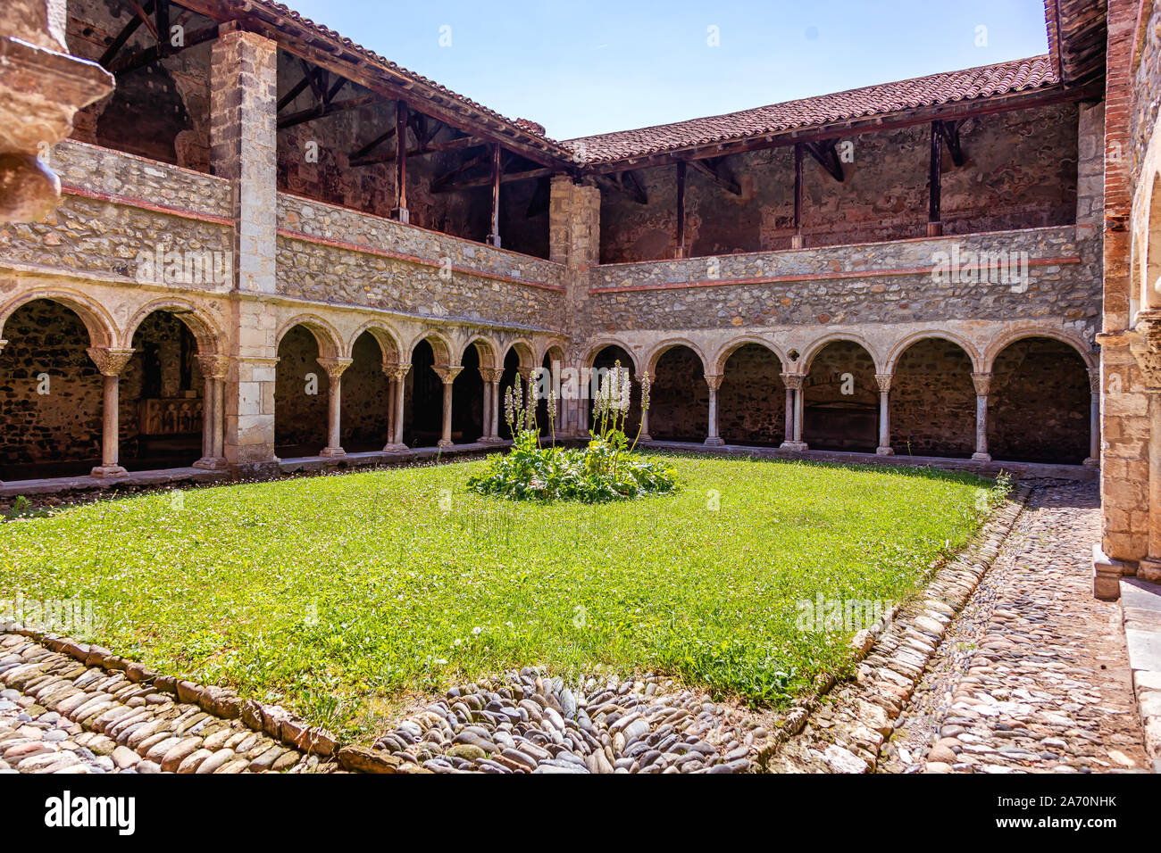 29 juin 2019 Cloître de la cathédrale de Saint Lizier, Ariège, Pyrénées, Occitanie, France Banque D'Images