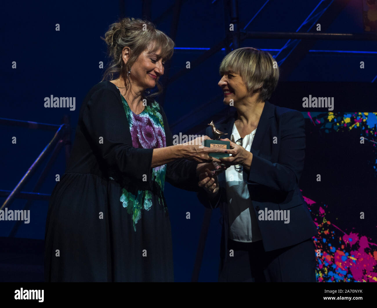 La montadora Teresa Font entrega el premio 'José Salcedo' al mejor montaje  de la Seminci 64 un 'El joven Ahmed', que recoge en su nombre Ana Amigo  Photo Stock - Alamy